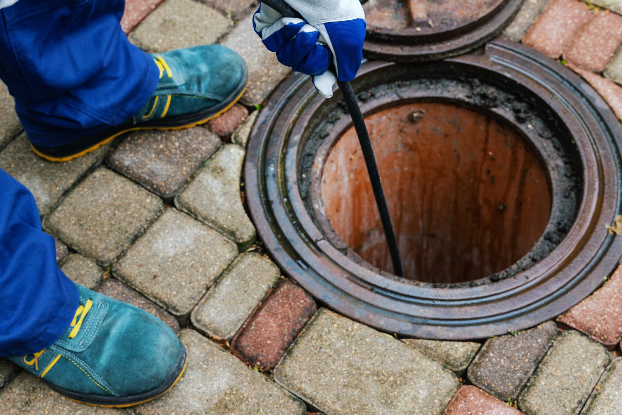 Drain Snaking vs Hydro Jetting - Knoxville Pros and Cons 1 Hydro jetting works, Drain snaking.